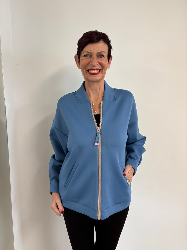 Blaue Reißverschlussjacke