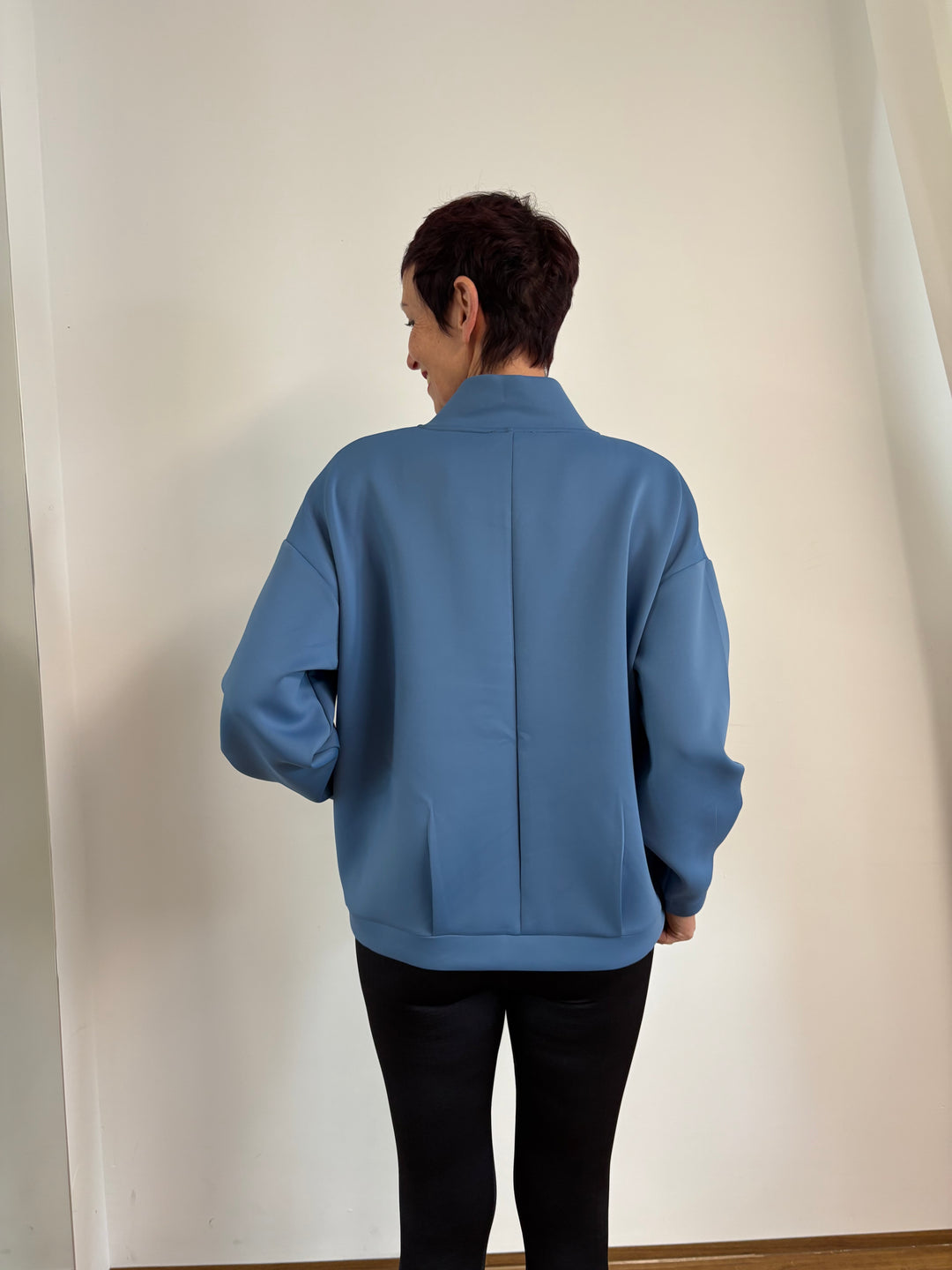 Blaue Reißverschlussjacke