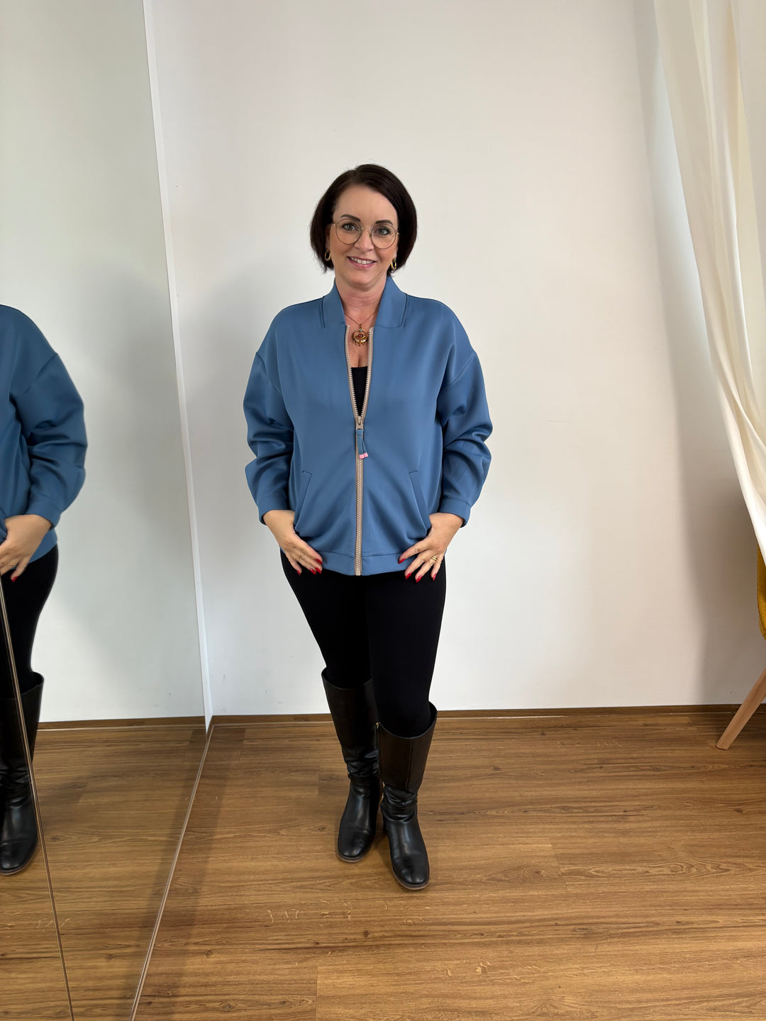 Blaue Reißverschlussjacke