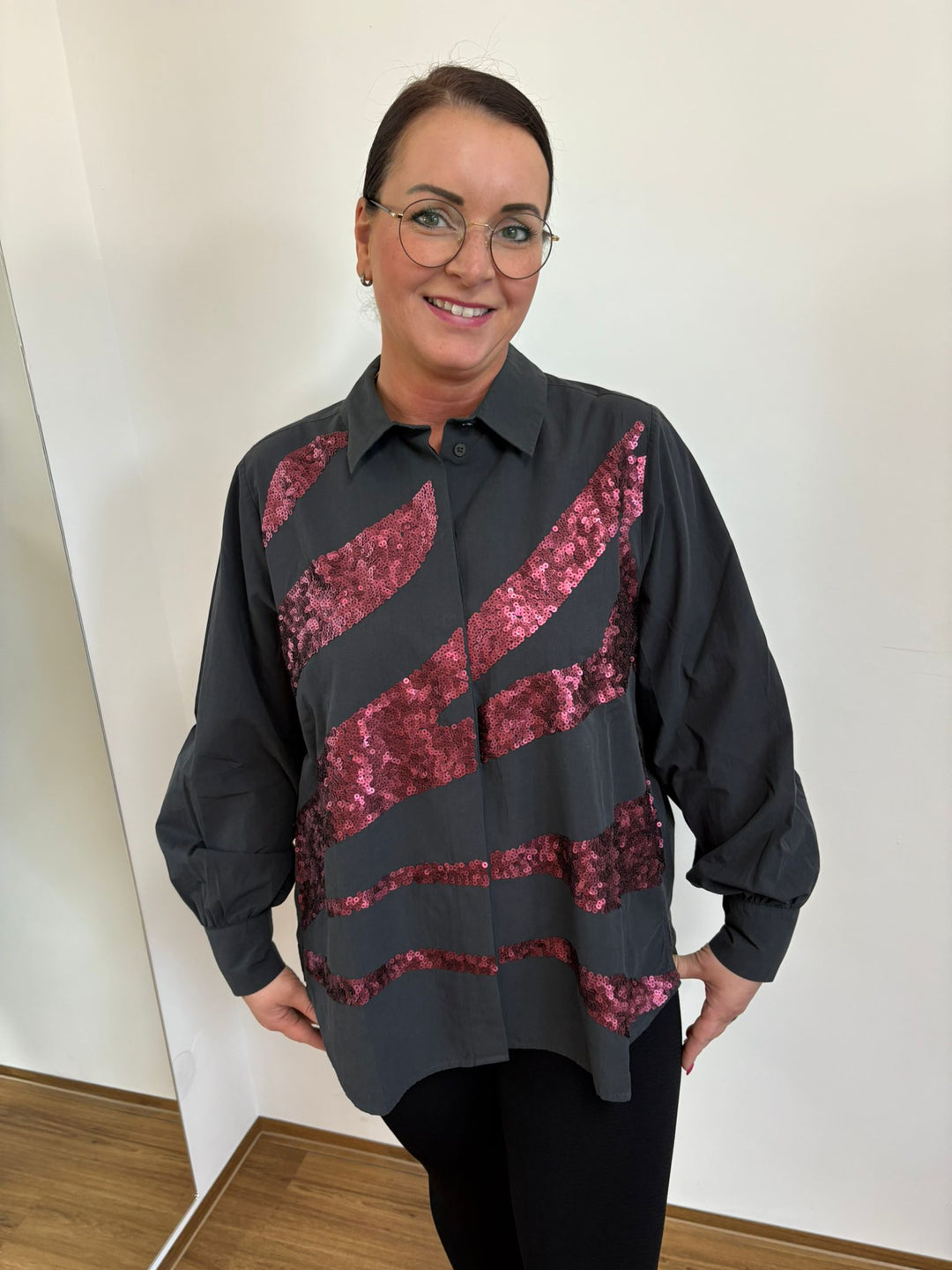 Bluse mit pinken Paillettenstreifen - Vera Meyer