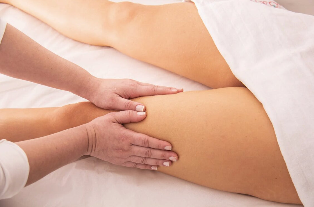 Lymphdrainage – die Beine einer Frau werden massiert